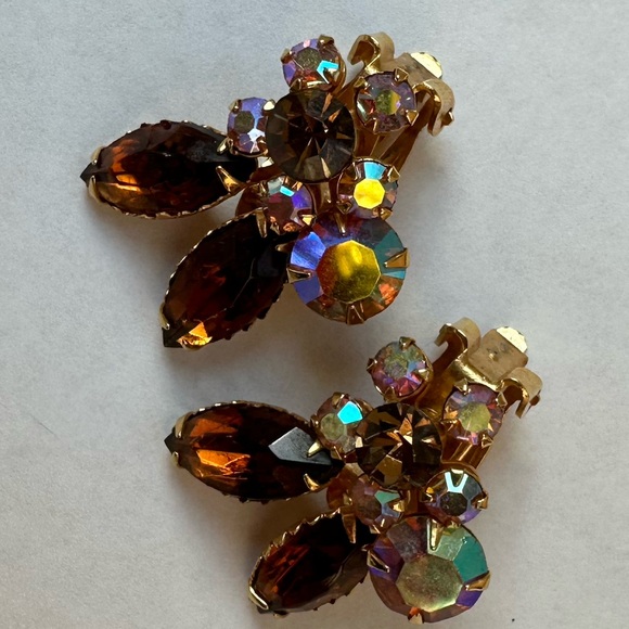 Beaujewels Vintage Crystal and Gold Metal Earrings in excellent condition! - Picture 3 of 8